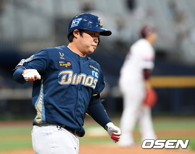 22일 오후 서울 고척스카이돔에서 ’2021 신한은행 SOL KBO 리그' 키움 히어로즈와 NC 다이노스의 경기가 열렸다.9회초 무사 1루에서 NC 권희동이 좌월 투런 홈런을 치고 그라운드를 돌고 있다. /sunday@osen.co.kr