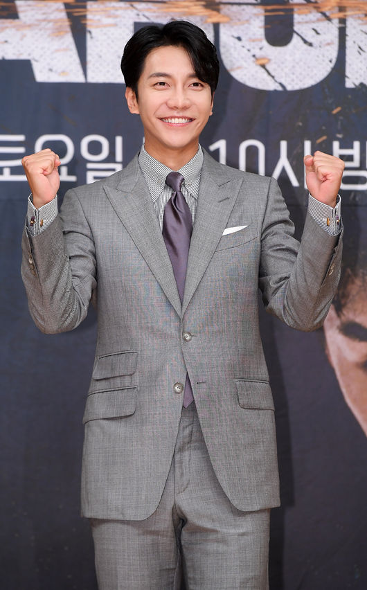 이승기가 무대 위에서 포토타임을 갖고 있다./ rumi@osen.co.kr