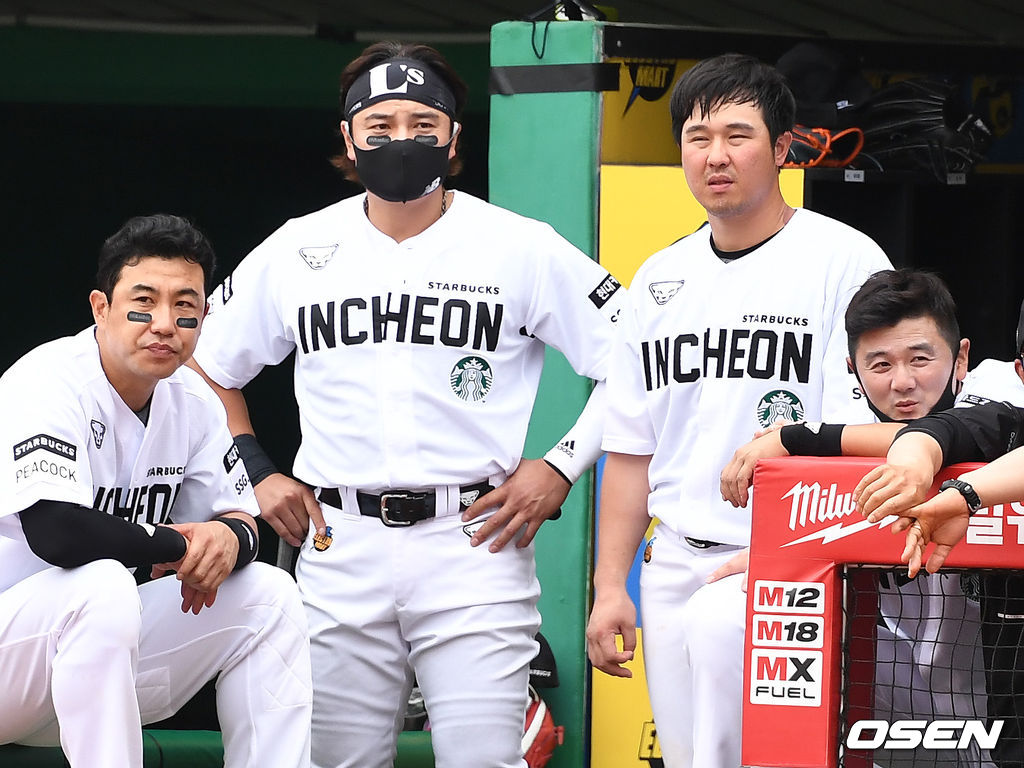 SSG 김강민-추신수-최정-최주환이 더그아웃에서 경기를 지켜보고 있다. / dreamer@osen.co.kr