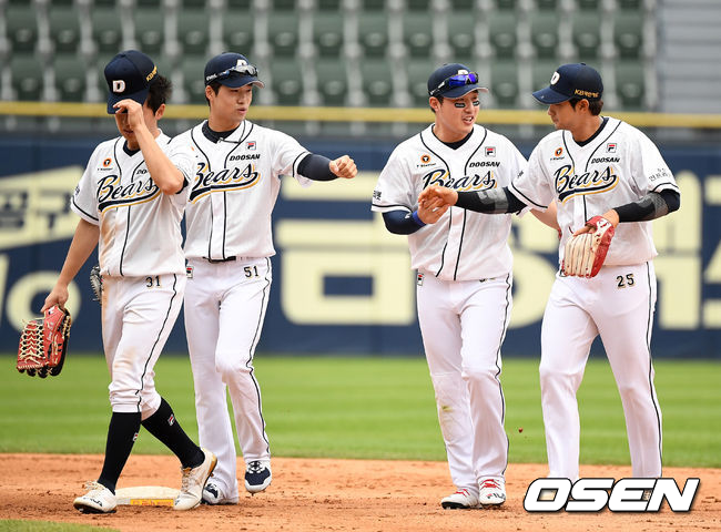 두산은 23일 서울 잠실구장에서 열린 ‘2021 신한은행 SOL KBO리그' 정규시즌 롯데 자이언츠와의 경기에서 4-0으로 승리를 거뒀다. 경기를 마치고 두산 선수들이 승리를 기뻐하고 있다. /jpnews@osen.co.kr