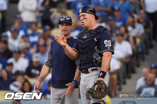 [사진] LA 다저스와의 2018년 내셔널 리그 챔피언십 시리즈 당시 밀워키의 밀워키의 에릭 크래츠(오른쪽)가 경기 중 크레이그 카운셀 감독과 대화를 나누고 있는 모습.ⓒGettyimages(무단전재 및 재배포 금지)