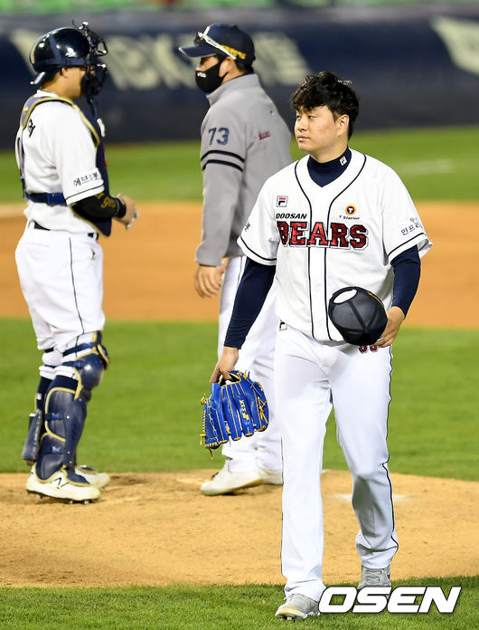 8일 오후 서울 잠실야구장에서 ‘2021 신한은행 SOL KBO 리그’ 두산 베어스와 삼성 라이온즈의 경기가 열렸다.6회초 2사 1루 두산 선발 이영하가 교체되고 있다./ksl0919@osen.co.kr