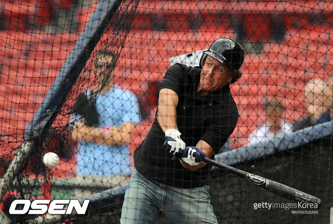 [사진] 지난 2011년 보스턴 레드삭스의 경기를 찾아 배팅 케이지에서 프리배팅을 하고 있는 필 미켈슨. ⓒGettyimages(무단전재 및 재배포 금지)