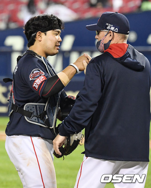 경기를 마치고 롯데 지시완이 래리 서튼 감독과 하이파이브를 하고 있다./ rumi@osen.co.kr