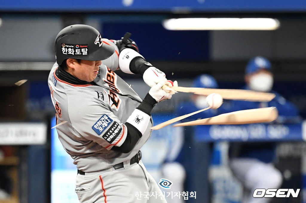 <이달의보도사진상 - 우수상> 4월 15일 오후 대구 삼성라이온즈파크에서 열린 ’2021 신한은행 SOL KBO 리그' 삼성 라이온즈와 한화 이글스의 경기, 8회초 무사 한화 노시환의 타격 때 배트가 부서지고 있다. <이대선기자/ 오센/ 한국사진기자협회 - 무단전재 재배포금지>