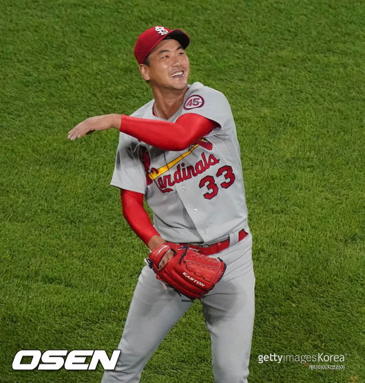 [사진] 세인트루이스의 김광현이 25일(한국시간) 개런티드 레이트 필드에서 벌어진 시카고 화이트삭스와의 원정 경기 4회 말 로리 가르시아와 상대하던 중 마운드 위로 날라든 벌레들을 몰아내며 웃고 있다. ⓒGettyimages(무단전재 및 재배포 금지)