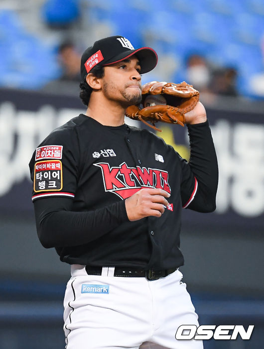 15일 오후 서울 잠실구장에서 ‘2021 신한은행 SOL KBO 리그’ 두산 베어스와 KT 위즈의 경기가 진행된다.1회말 무사 1,2루 두산 박건우에게 선취 1타점 적시타를 허용한 KT 선발투수 쿠에바스가 아쉬워하고 있다.  / soul1014@osen.co.kr