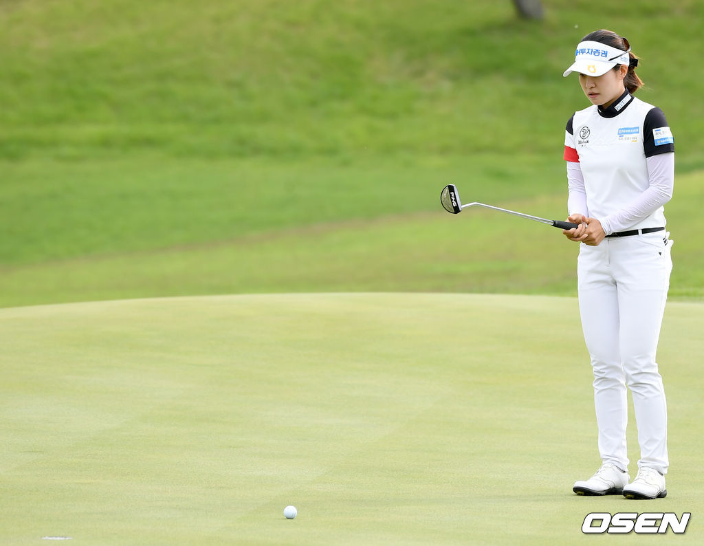 17번홀 박민지가 퍼팅라인을 살펴보고 있다. /ksl0919@osen.co.kr