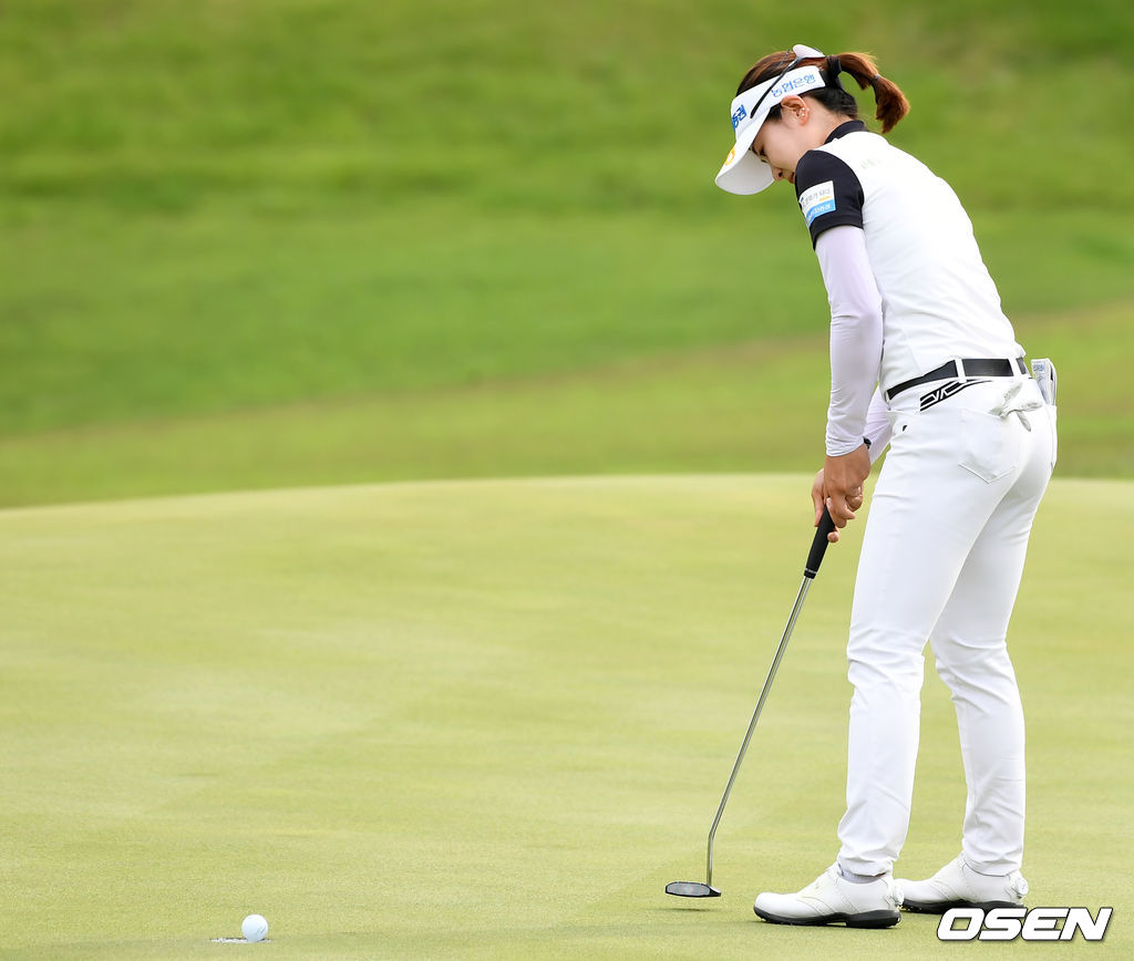 17번홀 박민지가 버디를 성공시키고 있다./ksl0919@osen.co.kr