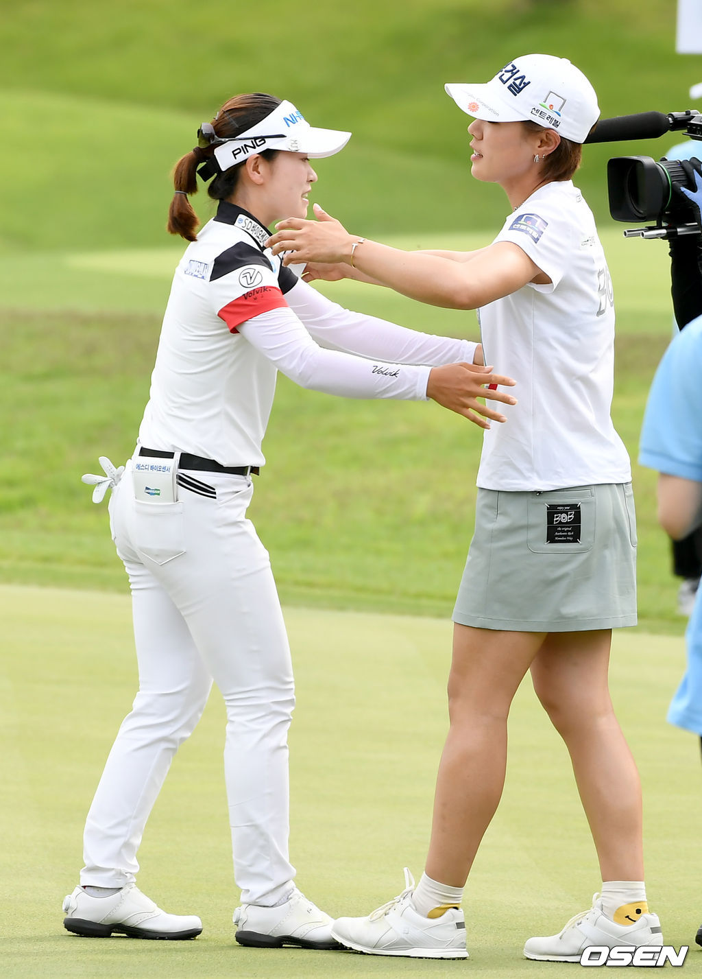 17번홀 우승이 확정된 순간 박민지, 박주영이 기쁨을 나누고 있다./ksl0919@osen.co.kr