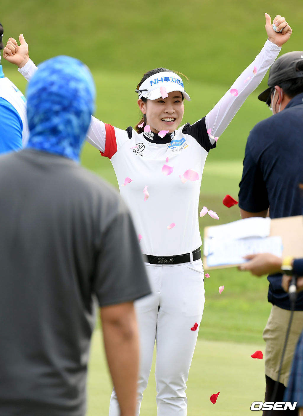 17번홀 우승이 확정된 순간 박민지가 기뻐하고 있다. /ksl0919@osen.co.kr