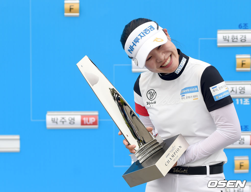 경기 종료 후 박민지가 트로피를 들고 포즈를 취하고 있다. /ksl0919@osen.co.kr