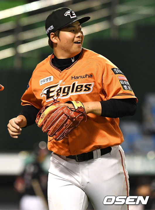 6회초 1사 만루 상황 KT 박경수의 병살타 때 한화 3루수 노시환이 타구를 잡아 3루 포스아웃 후 1루로 송구해 타자주자도 아웃시켰다. 더그아웃으로 향하며 미소짓는 노시환. / dreamer@osen.co.kr