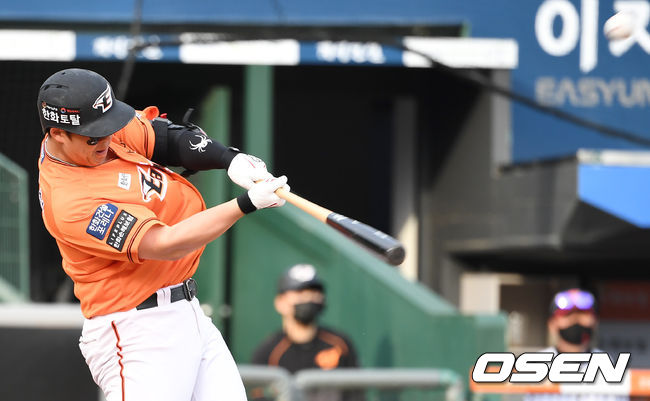 7회말 무사 선두타자로 나선 한화 노시환이 달아나는 중월 솔로포를 날리고 있다. / dreamer@osen.co.kr