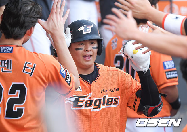 22일 대전 한화생명이글스파크에서 ‘2021 신한은행 SOL KBO리그’ 한화 이글스와 KT 위즈의 경기가 진행됐다.4회말 1사 한화 노시환이 솔로홈런을 날리고 동료들의 축하를 받고 있다.  / soul1014@osen.co.kr