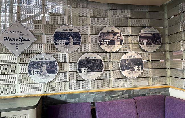 [사진] 미네소타 홈구장 타깃필드의 스카이박스에 기록된 박병호의 홈런(왼쪽 하단) /더스틴 모스 SNS