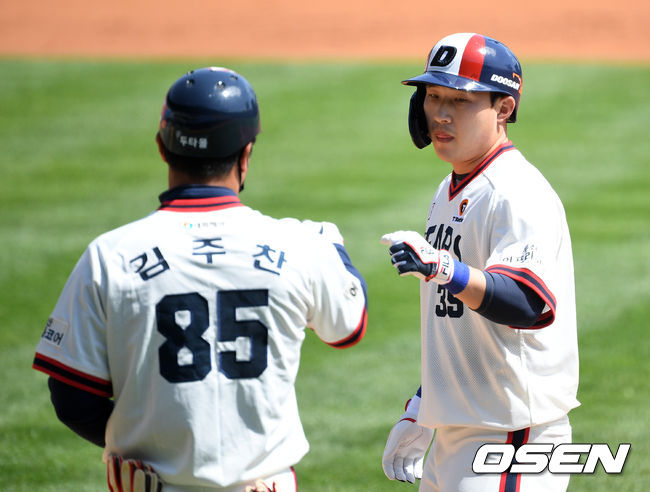 1회말 1사 만루에서 두산 김인태가 좌중간 적시타를 치고 김주찬 코치와 하이파이브를 하고 있다./sunday@osen.co.kr