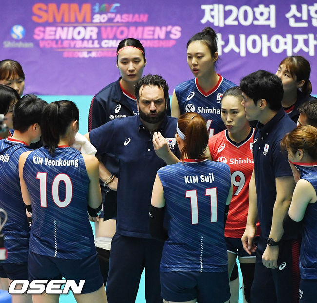 24일 오후 서울 잠실실내체육관에서 제20회 신한금융 서울 아시아여자배구선수권대회 4강전 한국과 일본의 경기가 열렸다.한국 스테파노 라바리니 감독이 선수들에게 작전을 설명하고 있다. / rumi@osen.co.kr