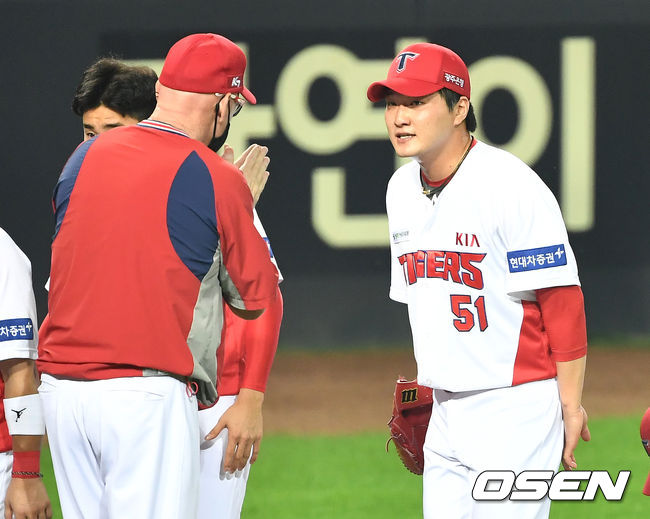 지난 2020년 9월 8일 광주 LG전에서 전상현이 등판을 마치고 맷 윌리엄스 감독의 박수를 받고 있다./dreamer@osen.co.kr