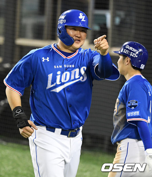 6회초 무사 1,3루에서 삼성 오재일이 강한울의 희생플라이에 득점에 성공하며 미소짓고 있다.  /jpnews@osen.co.kr
