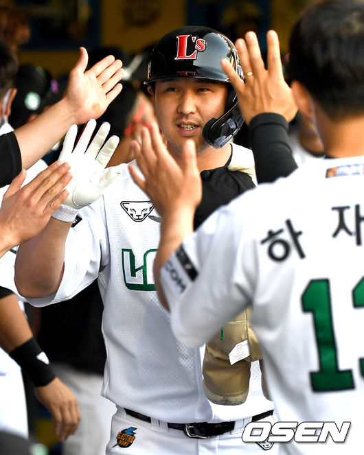 1회말 1사 1, 2루 상황 SSG 최정이 선제 좌중간 스리런포를 날리고 더그아웃 동료들과 하이파이브를 나누고 있다. / dreamer@osen.co.kr