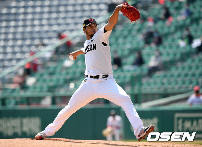 18일 오후 인천SSG 랜더스필드에서 ‘2021 신한은행 SOL KBO리그’ SSG 랜더스와 KIA 타이거즈의 경기가 열렸다.1회초 SSG 선발 폰트가 공을 뿌리고 있다. /cej@osen.co.kr