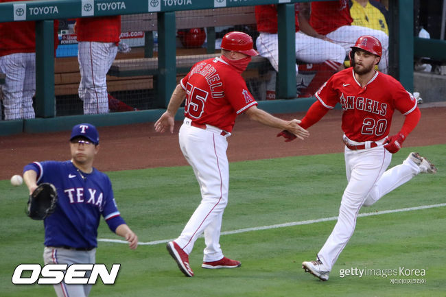 [사진] 21.05.26 2회 홈런을 치고 3루를 돌고 있는 제러드 월시(오른쪽) ⓒGettyimages(무단전재 및 재배포 금지)