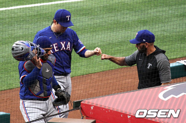 [OSEN=애너하임, 이사부 통신원]1회 수비를 마친 양현종이 더그아웃으로 향하며 우드워드 감독과 주먹을 맞대고 있다. /lsboo@osen.co.kr