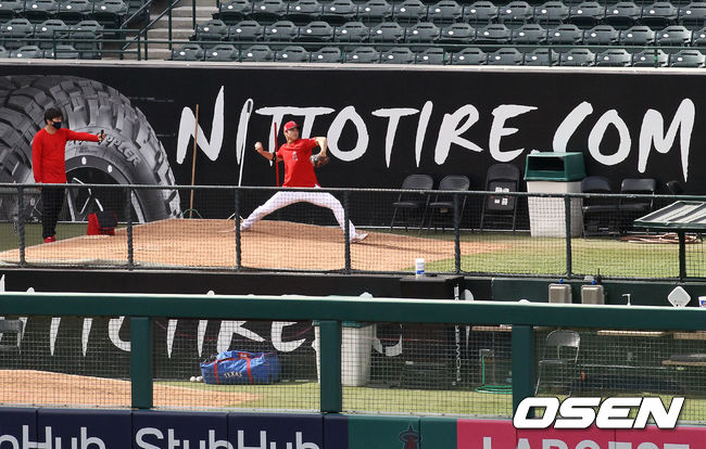 [OSEN=애너하임, 이사부 통신원]경기에 앞서 에인절스 오타니가 불펜 피칭을 하고 있다. /lsboo@osen.co.kr