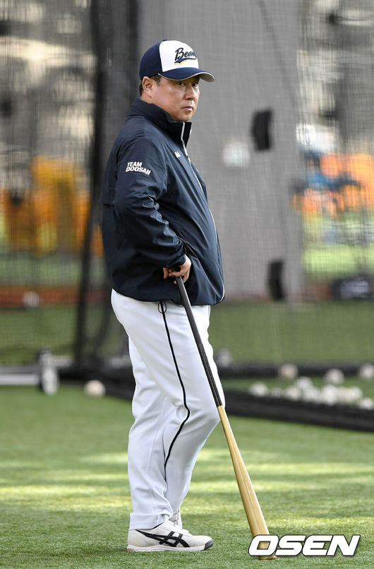 두산 베어스가 15일 경기 이천 두산베어스파크에서 스프링캠프를 열고 훈련을 진행했다.두산 김태형 감독이 훈련 중인 선수들을 바라보고 있다. /sunday@osen.co.kr
