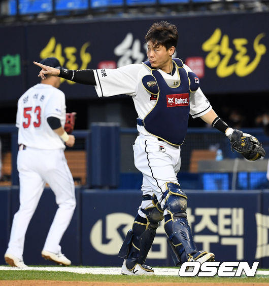 7일 서울 잠실야구장에서 ’2021 신한은행 SOL KBO 리그' 두산 베어스와 삼성 라이온즈의 경기가 열렸다.2회초 2사 2루에서 두산 포수 박세혁이 삼성 이원석을 파울플라이로 처리하고 미란다를 향해 손짓을 하고 있다. /sunday@osen.co.kr