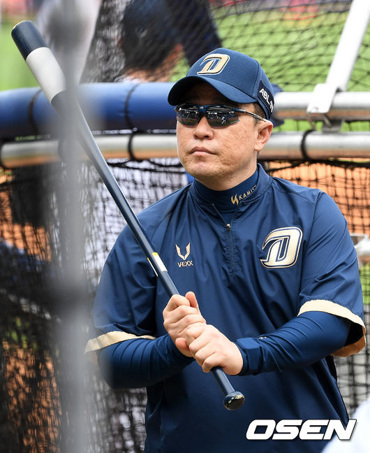 경기에 앞서 NC 이동욱 감독이 훈련 중인 선수들을 바라보고 있다. /sunday@osen.co.kr