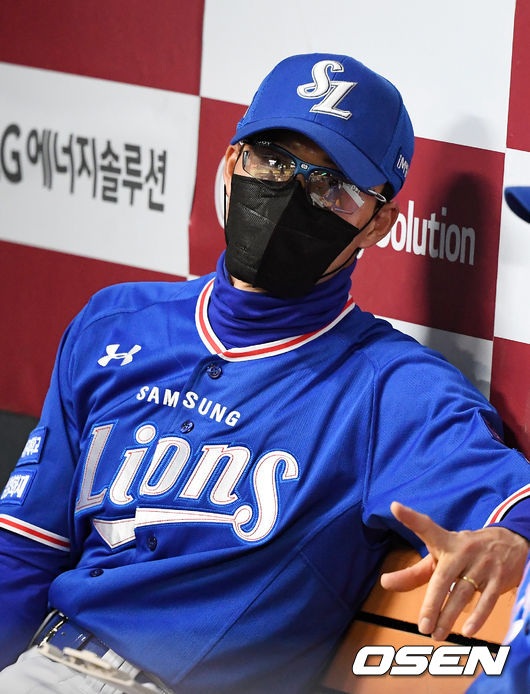 8회말 삼성 허삼영이 감독이 더그아웃에서 경기를 지켜보고 있다. /jpnews@osen.co.kr