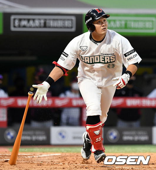 8회말 1사 1루 상황 SSG 최주환이 오른쪽 폴을 비켜가는 파울을 치고 있다. / dreamer@osen.co.kr