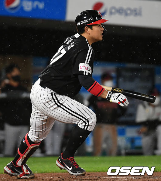 26일 오후 부산 사직야구장에서 '2021 신한은행 SOL KBO리그' 롯데 자이언츠와 LG 트윈스의 경기가 열렸다.9회초 2사 2, 3루 LG 유강남이 역전 2타점 적시타를 날리고 있다./ksl0919@osen.co.kr