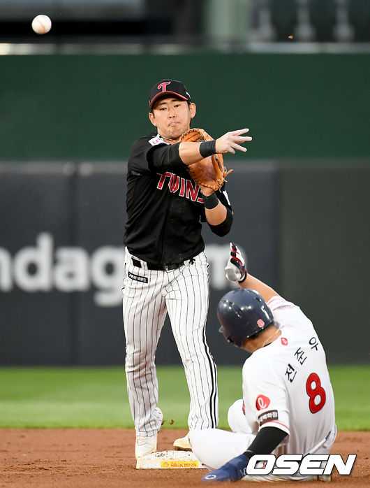 26일 오후 부산 사직야구장에서 '2021 신한은행 SOL KBO리그' 롯데 자이언츠와 LG 트윈스의 경기가 열렸다.1회말 무사 1, 2루 롯데 안치홍의 병살타 때 LG 2루수 정주현이 1루 주자 전준우를 포스아웃 시킨 뒤 1루로 송구하고 있다./ksl0919@osen.co.kr