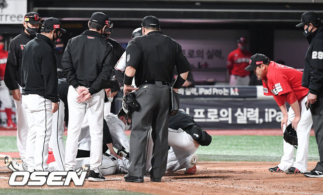 26일 오후 경기도 수원시 수원 kt위즈파크에서 ‘2021 신한은행 SOL KBO 리그’ KT 위즈와 SSG 랜더스의 경기가 열렸다.7회말 1사 주자 1루 KT 김민혁이 타석에서 SSG 김태훈이 던진 볼에 헤드샷을 당한 후 치료를 받고 있다. / rumi@osen.co.kr
