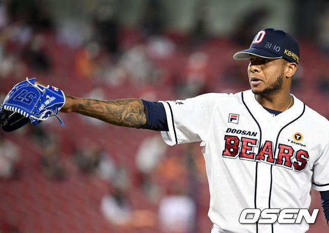 5회초 2사 만루에서 두산 미란다가 한화 노시환을 삼진 처리하며 기뻐하고 있다. /jpnews@osen.co.kr