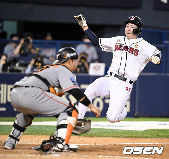5회말 2사 2루에서 두산 박건우가 페르난데스의 1타점 적시타에 홈에서 한화 최재훈에 앞서 슬라이딩 세이프되고 있다. /jpnews@osen.co.kr