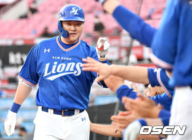 3회초 2사 주자없는 상황 삼성 오재일이 달아나는 우월 솔로포를 날리고 더그아웃 동료들과 인사를 나누고 있다. / dreamer@osen.co.kr