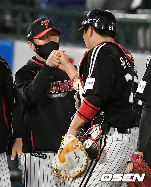 LG가 롯데를 꺾고 4연패에서 벗어났다. LG 26일 부산 사직구장에서 열린 롯데와의 시즌 4차전에서 5-3 역전승을 거뒀다. 9회 2사 2,3루에서 유강남이 결승 2타점 적시타를 때렸다. 마무리 고우석이 9회 승리를 지켜냈다.승리가 확정된 순간 LG 류지현 감독, 유강남이 기쁨을 나누고 있다./ksl0919@osen.co.kr