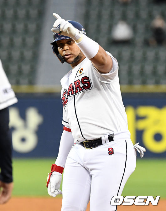 3회말 2사 2루에서 두산 페르난데스가 선제 1타점 좌전 적시타를 날리고 기뻐하고 있다. /jpnews@osen.co.kr