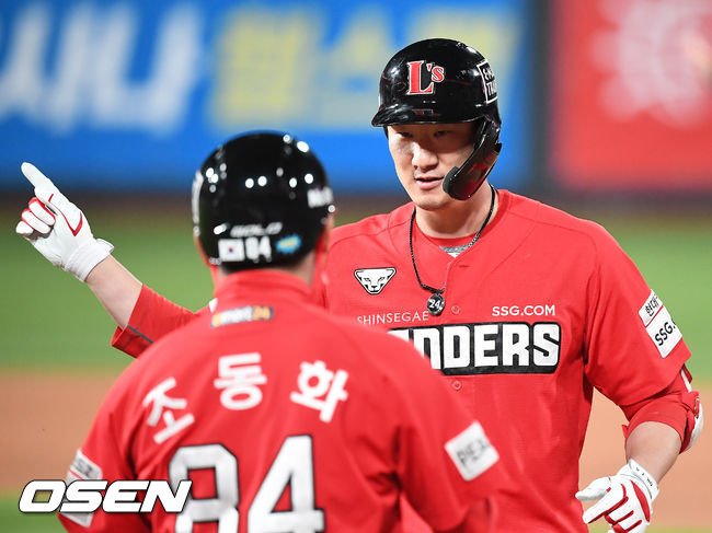 연장 12회초 무사 주자 1,2루 SSG 오태곤이 역전 1타점 적시타를 날린 후 1루에서 기뻐하고 있다./ rumi@osen.co.kr