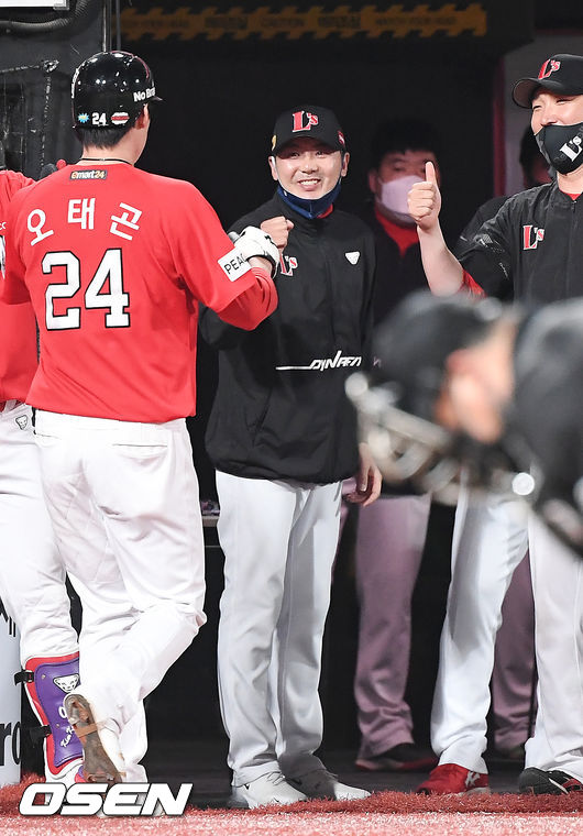26일 오후 경기도 수원시 수원 kt위즈파크에서 ‘2021 신한은행 SOL KBO 리그’ KT 위즈와 SSG 랜더스의 경기가 열렸다.연장 12회초 1사 주자 2루 SSG 이 박성한의 1타점 적시타때 홈을 밟은 오태곤이 덕아웃에서 김원형 감독의 축하를 받고 있다./ rumi@osen.co.kr