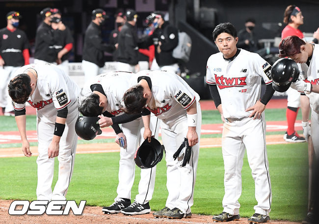 경기를 마치고 KT 선수들이 인사를 하고 있다. / rumi@osen.co.kr