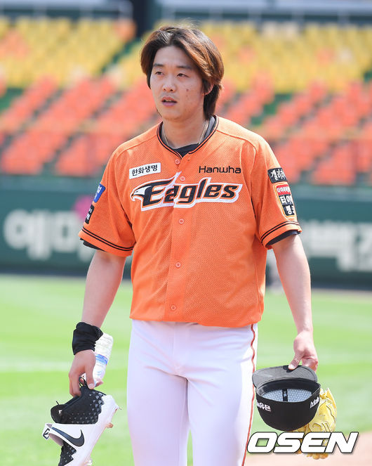 경기에 앞서 한화 정인욱이 외야에서 스트레칭 후 그라운드를 빠져나가고 있다. / soul1014@osen.co.kr