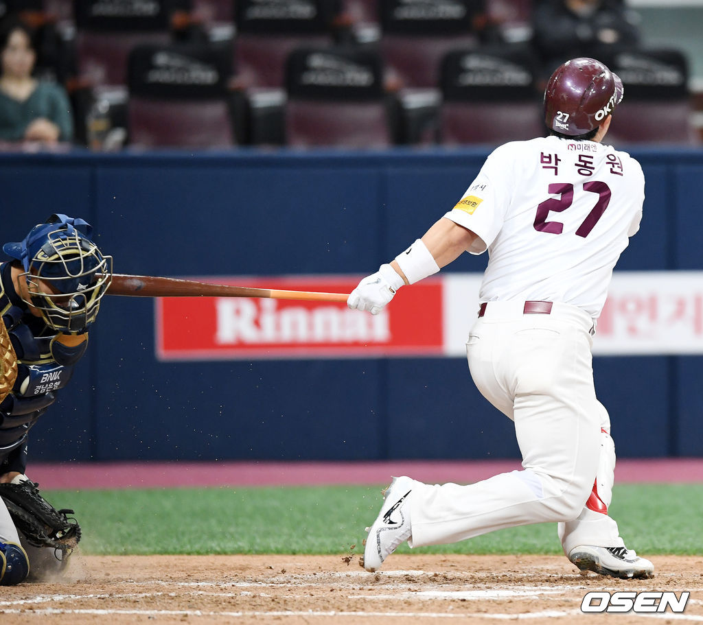 18일 오후 서울 고척스카이돔에서 열린 '2018 신한은행 MY CAR KBO 리그' 넥센 히어로즈와 NC 다이노스의 경기, 5회말 2사 주자 1,2루 넥센 박동원의 헛스윙 할때 박동원의 배트에 NC 정범모가 맞고 있다./rumi@osen.co.kr