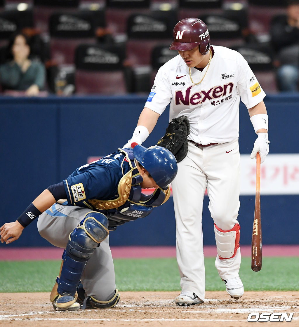 18일 오후 서울 고척스카이돔에서 열린 '2018 신한은행 MY CAR KBO 리그' 넥센 히어로즈와 NC 다이노스의 경기, 5회말 2사 주자 1,2루 넥센 박동원의 헛스윙 할때 박동원의 배트에 NC 정범모가 맞은 후 고통을 호소하고 있다./rumi@osen.co.kr