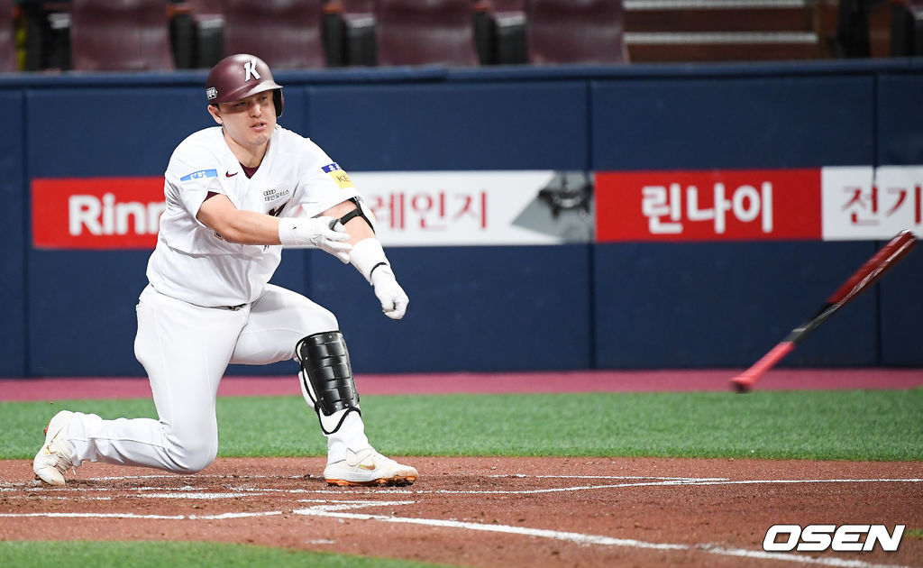 2회말 키움 선두타자 박동원이 방망이를 놓치고 있다./  soul1014@osen.co.kr