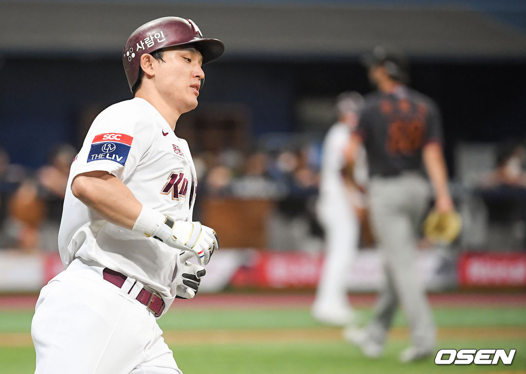 16일 오후 고척스카이돔에서 '2021 신한은행 SOL KBO리그' 키움 히어로즈와 한화 이글스의 경기가 진행됐다.7회말 1사 1,3루 키움 박동원이 3점 홈런을 날리고 베이스를 돌고 있다. 박동원은 5회 이어 7회 연타석 홈런./  soul1014@osen.co.kr